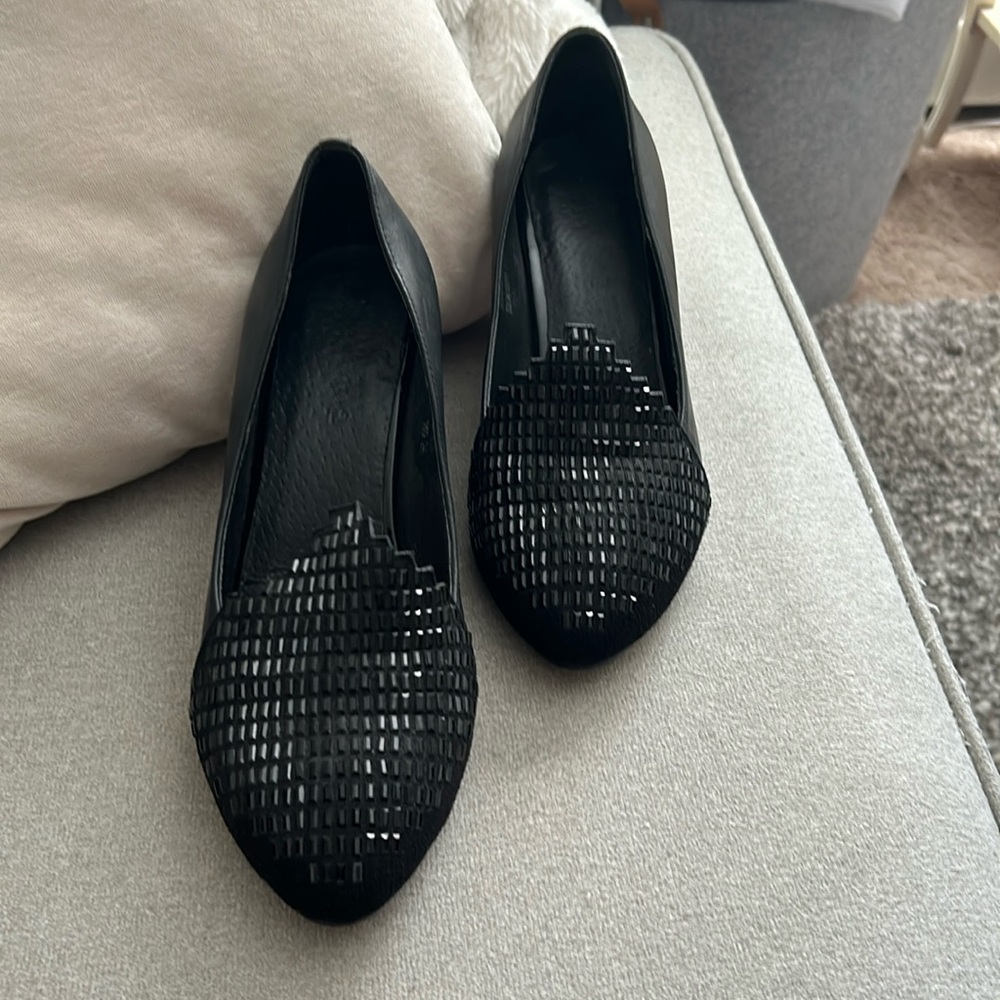 Beautiful black leather Vero Cuoio shoes beaded toe and heels Made in Italy